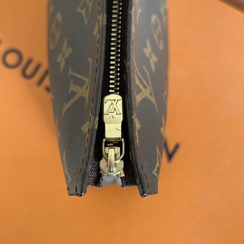 LOUIS VUITTON poche toilette 26 Monogram SAC DE LUXE DE SECONDE MAIN AUTHENTIQUE CERTIFICAT D'AUTHENTICITE ENTRUPY. SAC DE LUXE D'OCCASION PAS CHER
