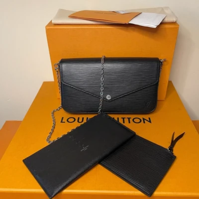 Louis Vuitton pochette Félicie en cuir épi noir SAC DE LUXE DE SECONDE MAIN AUTHENTIQUE CERTIFICAT D'AUTHENTICITE ENTRUPY. SAC DE LUXE D'OCCASION PAS CHER
