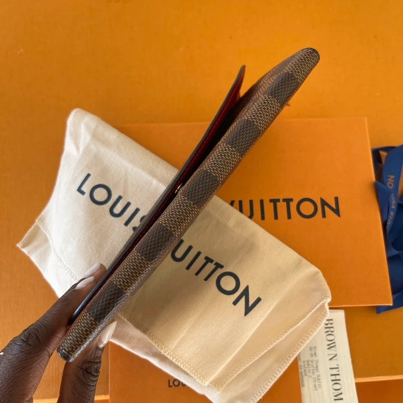 LOUIS VUITTON portefeuille Emilie damier ébène LUXE DE SECONDE MAIN AUTHENTIQUE CERTIFICAT D'AUTHENTICITE ENTRUPY. PORTEFEUILLE DE LUXE D'OCCASION PAS CHER