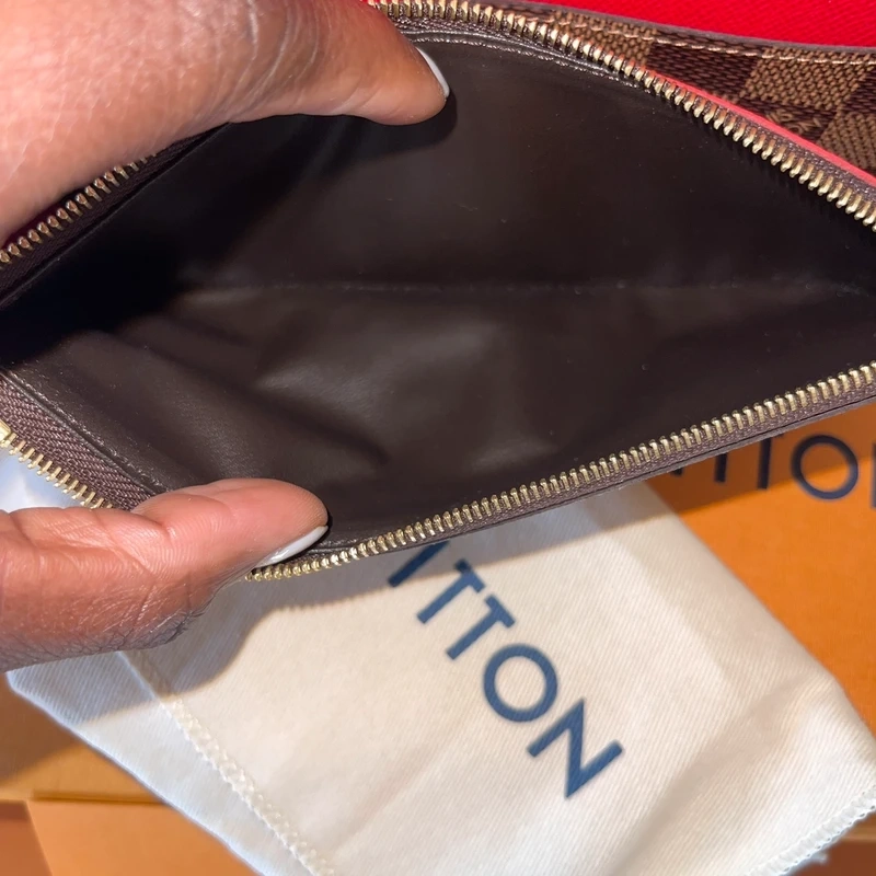 LOUIS VUITTON portefeuille Emilie damier ébène LUXE DE SECONDE MAIN AUTHENTIQUE CERTIFICAT D'AUTHENTICITE ENTRUPY. PORTEFEUILLE DE LUXE D'OCCASION PAS CHER