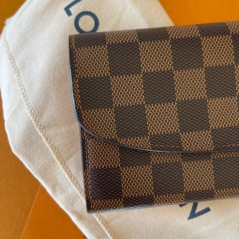 LOUIS VUITTON portefeuille Emilie damier ébène LUXE DE SECONDE MAIN AUTHENTIQUE CERTIFICAT D'AUTHENTICITE ENTRUPY. PORTEFEUILLE DE LUXE D'OCCASION PAS CHER