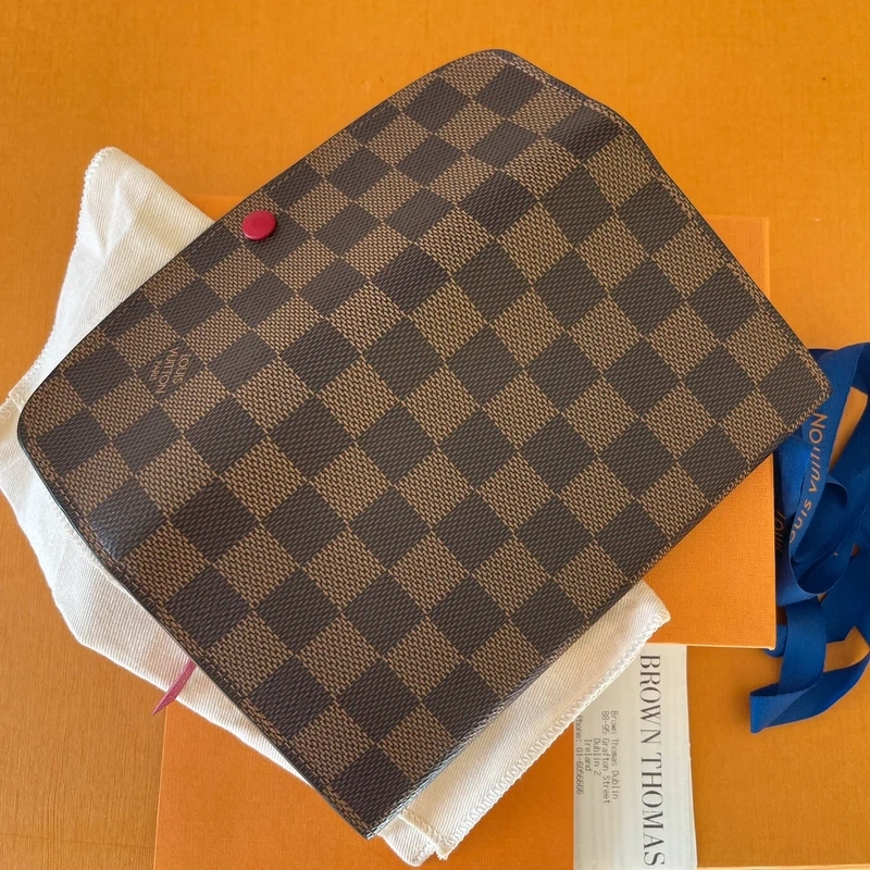 LOUIS VUITTON portefeuille Emilie damier ébène LUXE DE SECONDE MAIN AUTHENTIQUE CERTIFICAT D'AUTHENTICITE ENTRUPY. PORTEFEUILLE DE LUXE D'OCCASION PAS CHER