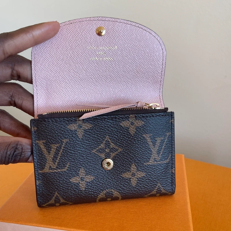 LOUIS VUITTON portefuille Rosalie Monogram SAC DE LUXE DE SECONDE MAIN AUTHENTIQUE CERTIFICAT D'AUTHENTICITE ENTRUPY. SAC DE LUXE D'OCCASION PAS CHER LOUIS VUITTON FULL SET