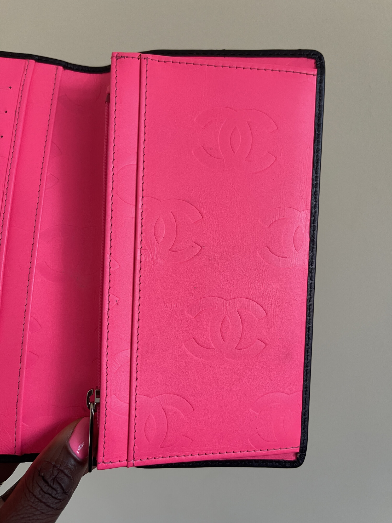 CHANEL portefeuille Cambon noir. LUXE DE SECONDE MAIN AUTHENTIQUE. CHANEL CLASSIQUE. CHANEL VINTAGE