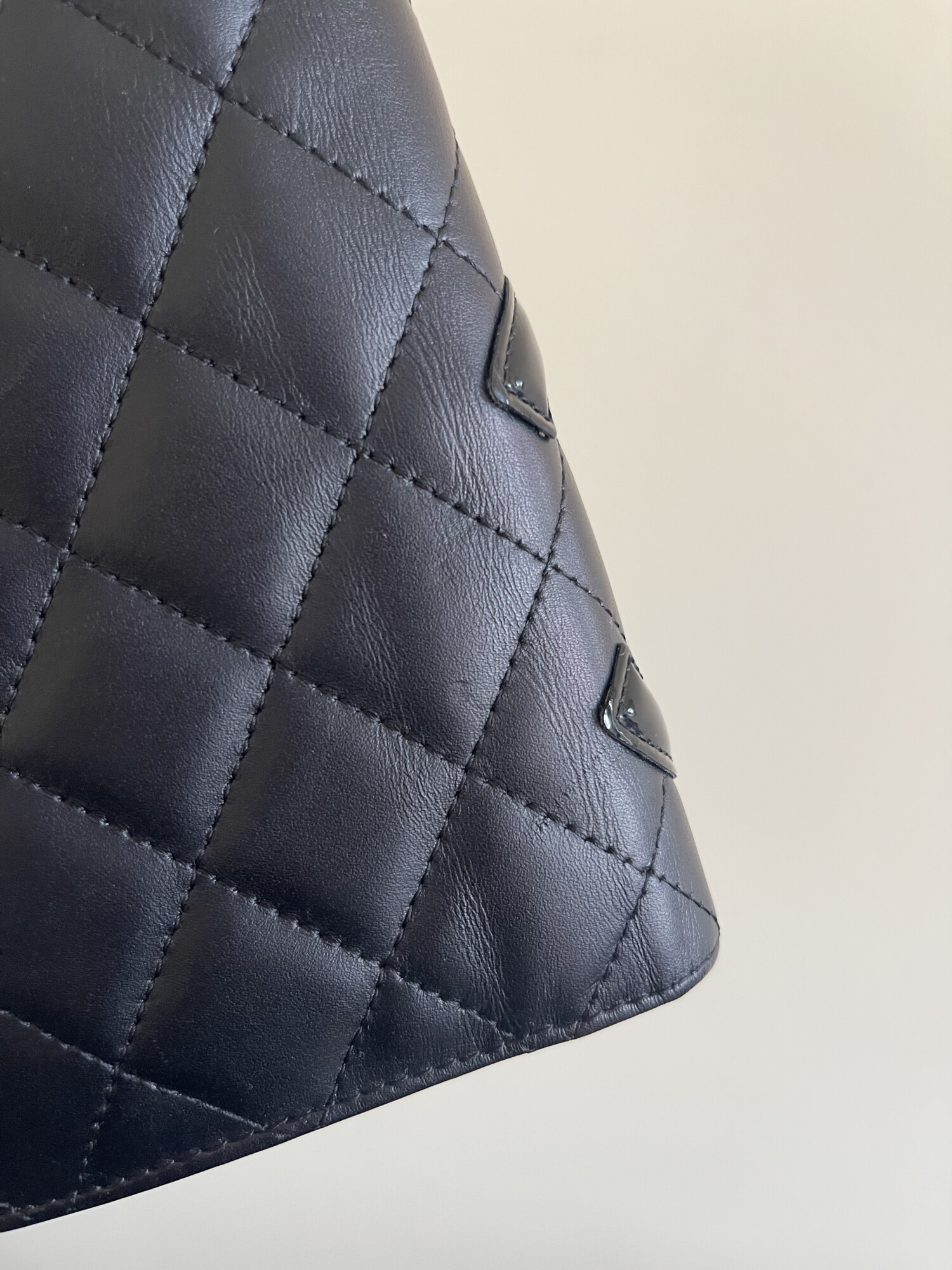 CHANEL portefeuille Cambon noir. LUXE DE SECONDE MAIN AUTHENTIQUE. CHANEL CLASSIQUE. CHANEL VINTAGE