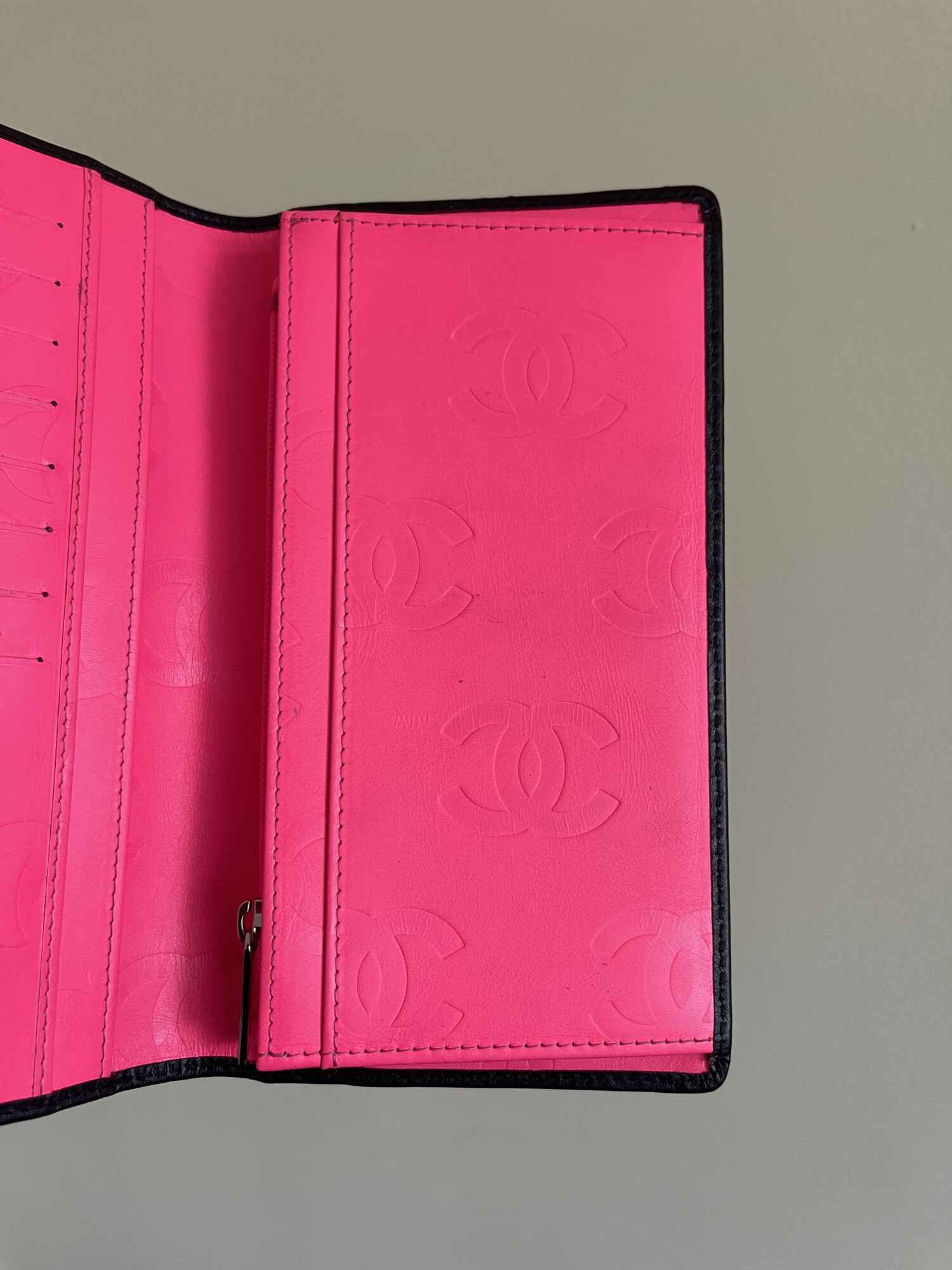 CHANEL portefeuille Cambon noir. LUXE DE SECONDE MAIN AUTHENTIQUE. CHANEL CLASSIQUE. CHANEL VINTAGE