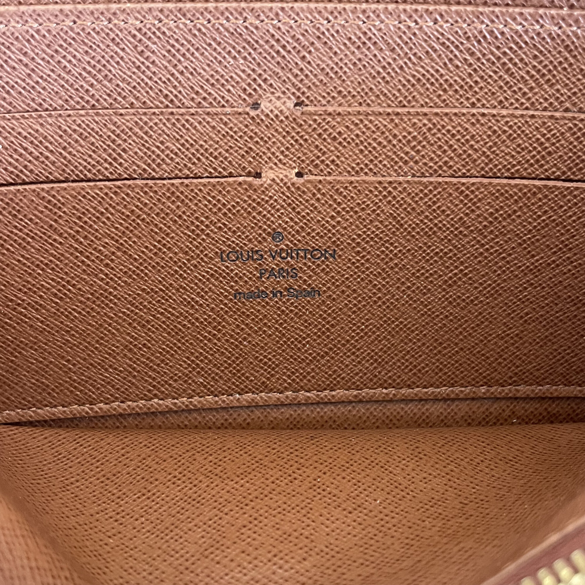LOUIS VUITTON portefeuille zippy monogram LUXE DE SECONDE MAIN AUTHENTIQUE CERTIFICAT D'AUTHENTICITE ENTRUPY. SAC DE LUXE D'OCCASION PAS CHER LOUIS VUITTON FULL SET.