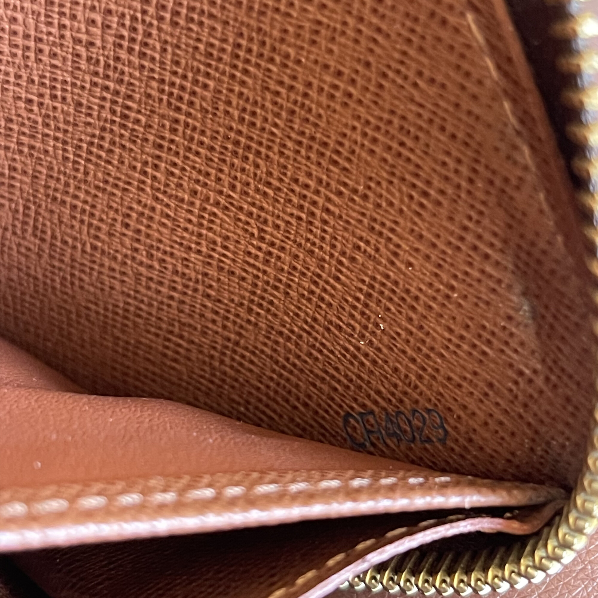 LOUIS VUITTON portefeuille zippy monogram LUXE DE SECONDE MAIN AUTHENTIQUE CERTIFICAT D'AUTHENTICITE ENTRUPY. SAC DE LUXE D'OCCASION PAS CHER LOUIS VUITTON FULL SET.