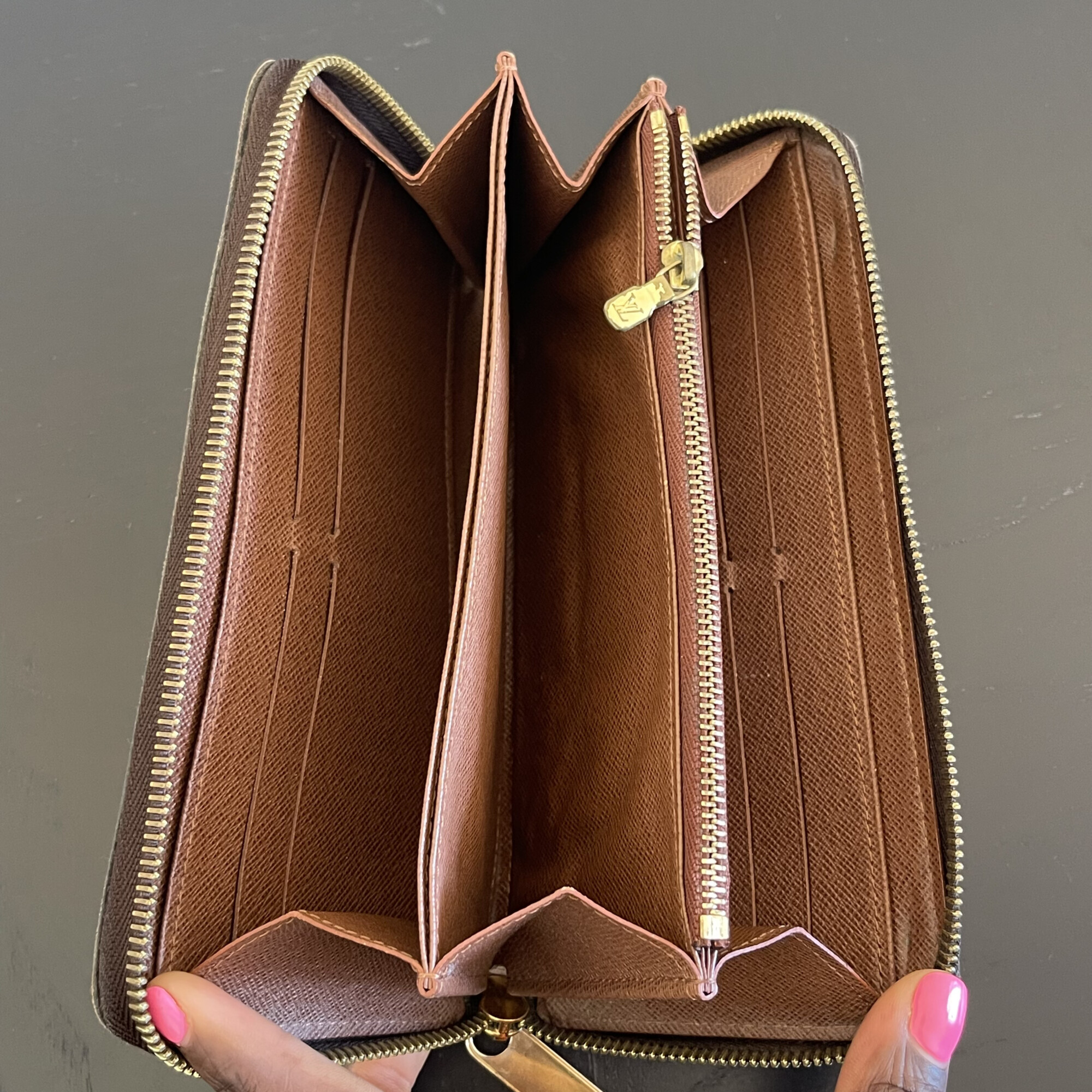 LOUIS VUITTON portefeuille zippy monogram LUXE DE SECONDE MAIN AUTHENTIQUE CERTIFICAT D'AUTHENTICITE ENTRUPY. SAC DE LUXE D'OCCASION PAS CHER LOUIS VUITTON FULL SET.