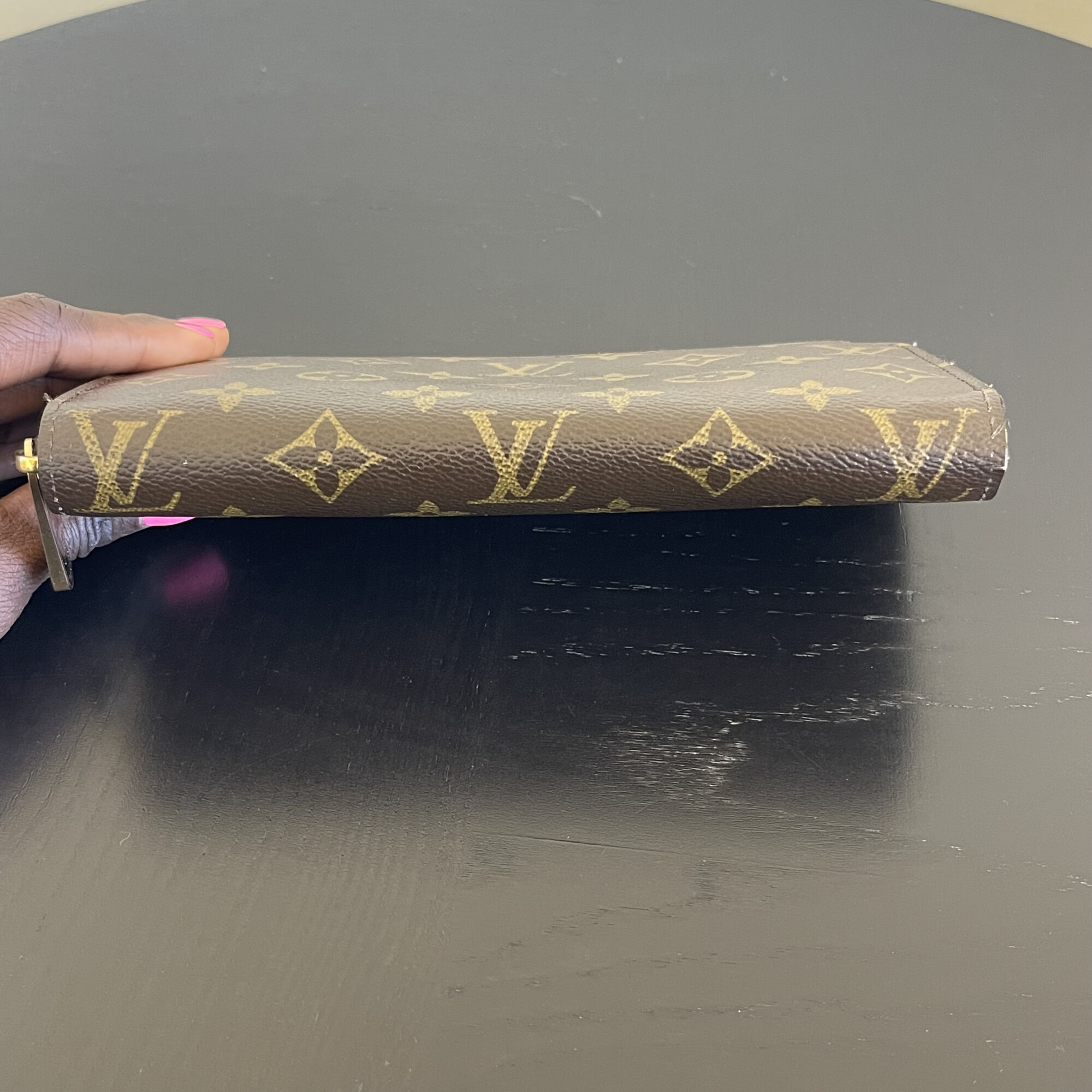 LOUIS VUITTON portefeuille zippy monogram LUXE DE SECONDE MAIN AUTHENTIQUE CERTIFICAT D'AUTHENTICITE ENTRUPY. SAC DE LUXE D'OCCASION PAS CHER LOUIS VUITTON FULL SET.