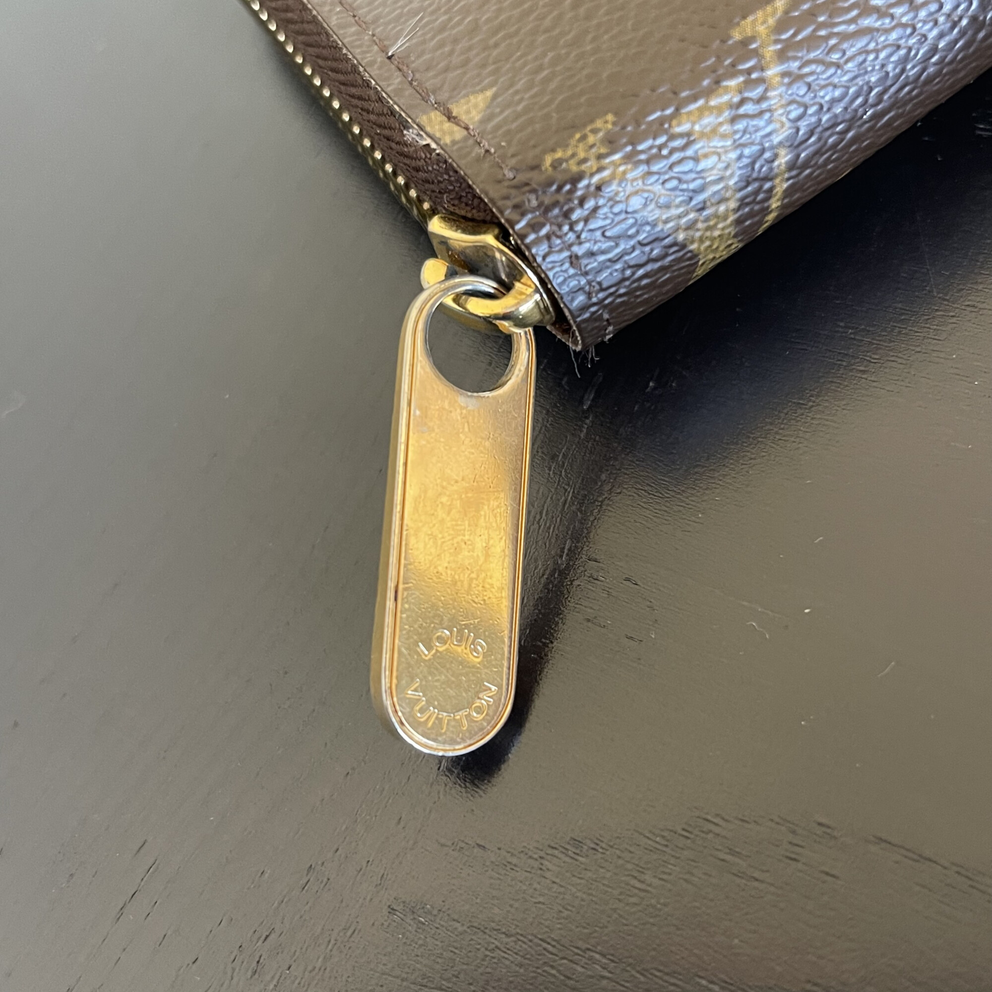 LOUIS VUITTON portefeuille zippy monogram LUXE DE SECONDE MAIN AUTHENTIQUE CERTIFICAT D'AUTHENTICITE ENTRUPY. SAC DE LUXE D'OCCASION PAS CHER LOUIS VUITTON FULL SET.