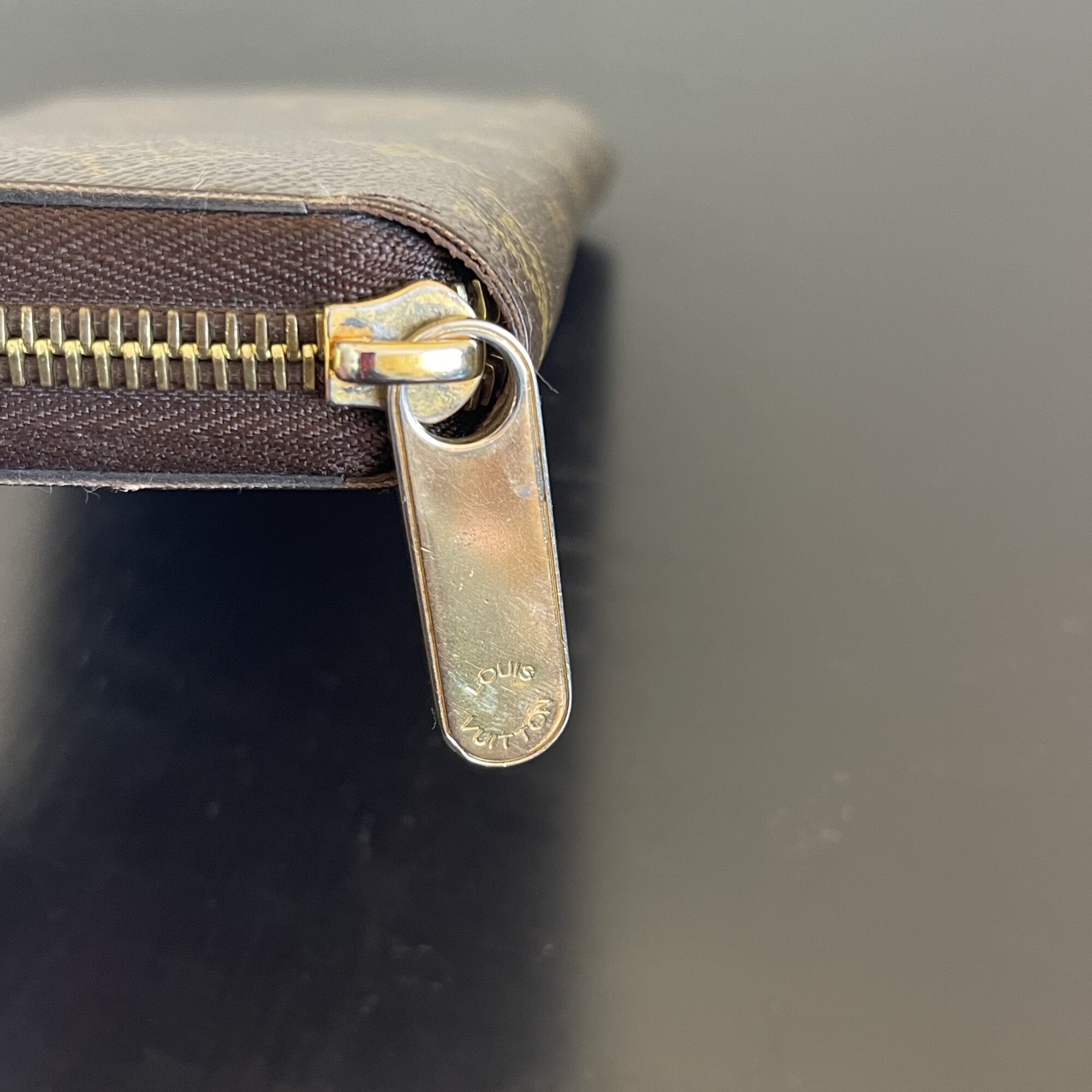 LOUIS VUITTON portefeuille zippy monogram LUXE DE SECONDE MAIN AUTHENTIQUE CERTIFICAT D'AUTHENTICITE ENTRUPY. SAC DE LUXE D'OCCASION PAS CHER LOUIS VUITTON FULL SET.