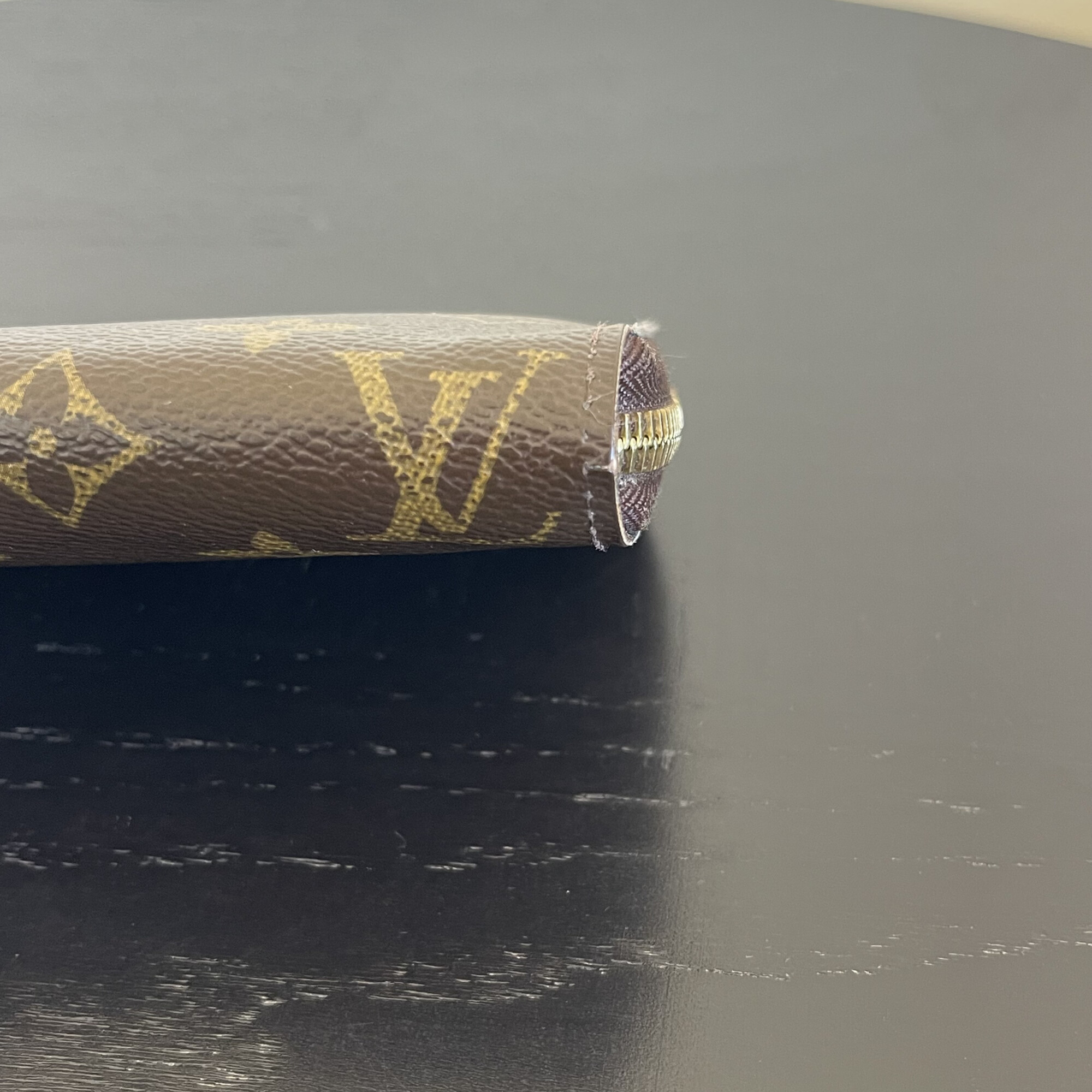 LOUIS VUITTON portefeuille zippy monogram LUXE DE SECONDE MAIN AUTHENTIQUE CERTIFICAT D'AUTHENTICITE ENTRUPY. SAC DE LUXE D'OCCASION PAS CHER LOUIS VUITTON FULL SET.