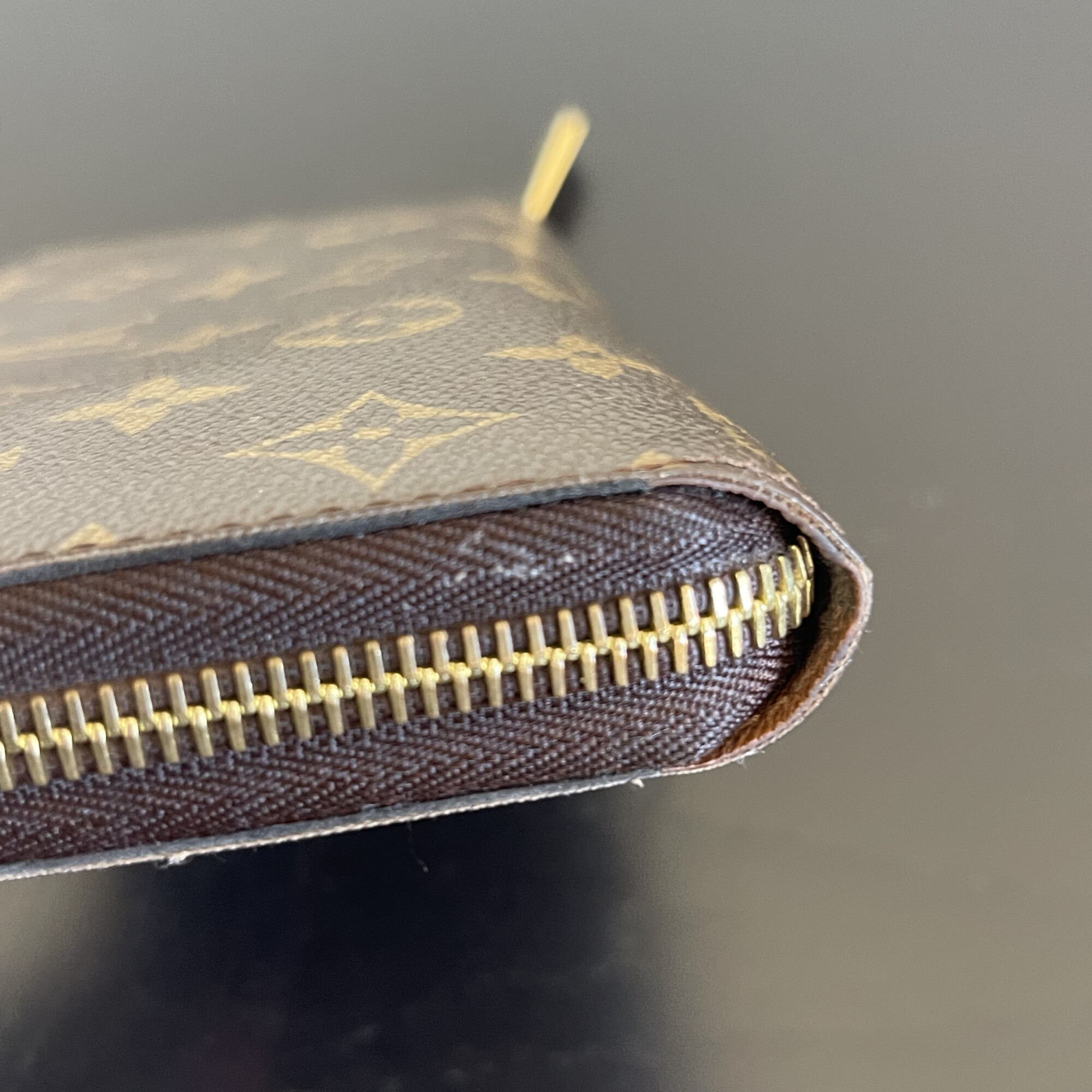 LOUIS VUITTON portefeuille zippy monogram LUXE DE SECONDE MAIN AUTHENTIQUE CERTIFICAT D'AUTHENTICITE ENTRUPY. SAC DE LUXE D'OCCASION PAS CHER LOUIS VUITTON FULL SET.