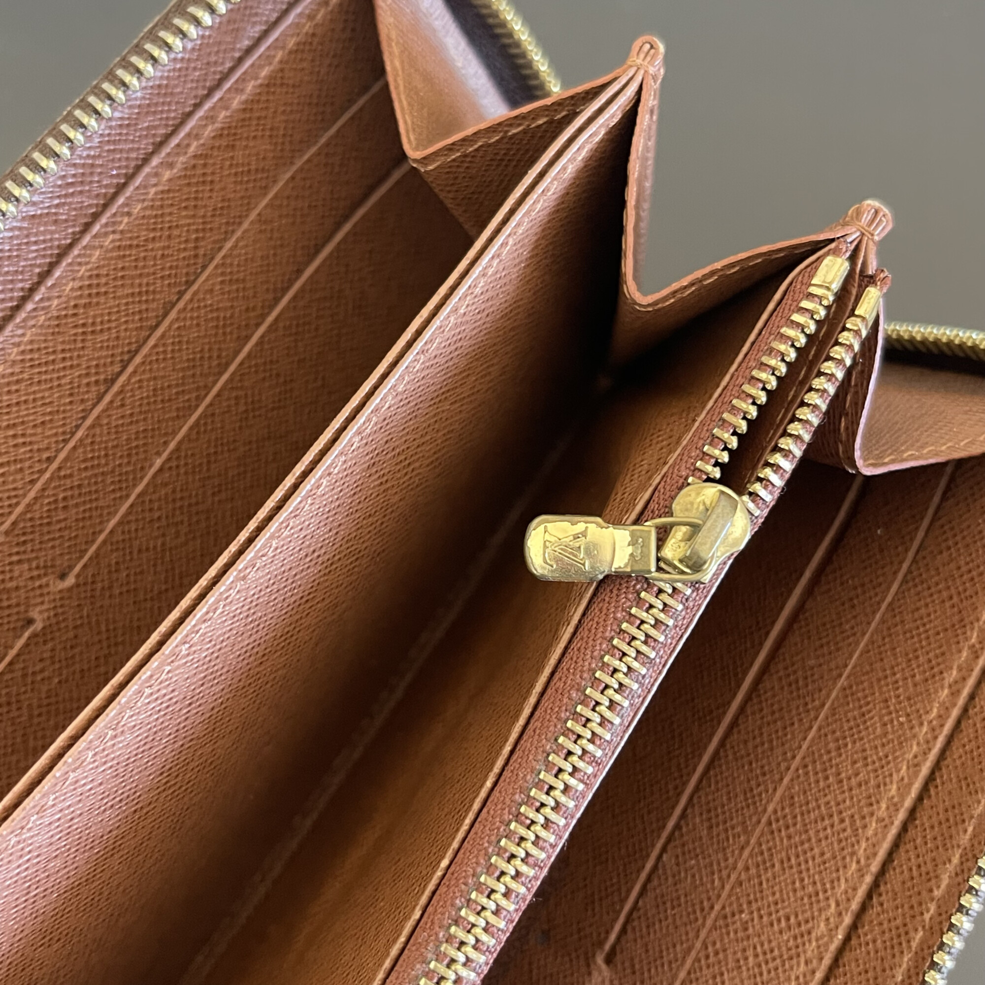 LOUIS VUITTON portefeuille zippy monogram LUXE DE SECONDE MAIN AUTHENTIQUE CERTIFICAT D'AUTHENTICITE ENTRUPY. SAC DE LUXE D'OCCASION PAS CHER LOUIS VUITTON FULL SET.