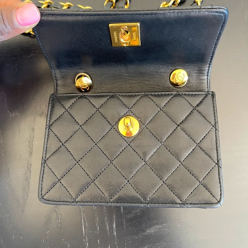 CHANEL mini flap bag en cuir d'agneau lisse noir & doré avec poinçon. SAC DE LUXE DE SECONDE MAIN AUTHENTIQUE CERTIFICAT D'AUTHENTICITE ENTRUPY. SAC DE LUXE D'OCCASION PAS CHER. Chanel timeless