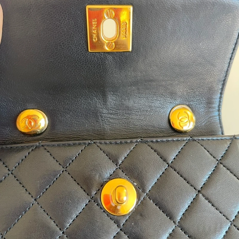CHANEL mini flap bag en cuir d'agneau lisse noir & doré avec poinçon. SAC DE LUXE DE SECONDE MAIN AUTHENTIQUE CERTIFICAT D'AUTHENTICITE ENTRUPY. SAC DE LUXE D'OCCASION PAS CHER. Chanel timeless