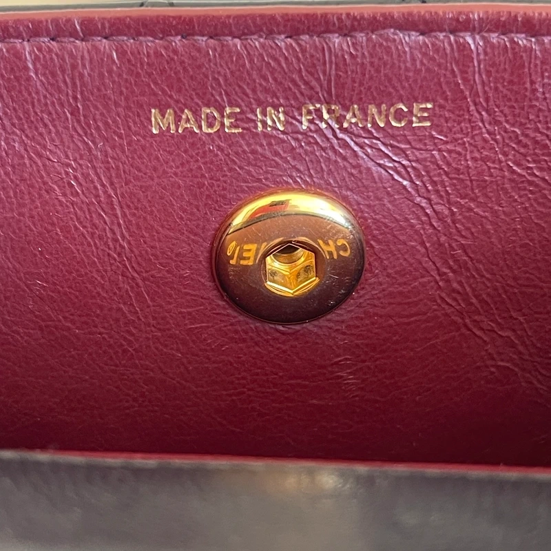 CHANEL mini flap bag en cuir d'agneau lisse noir & doré avec poinçon. SAC DE LUXE DE SECONDE MAIN AUTHENTIQUE CERTIFICAT D'AUTHENTICITE ENTRUPY. SAC DE LUXE D'OCCASION PAS CHER. Chanel timeless