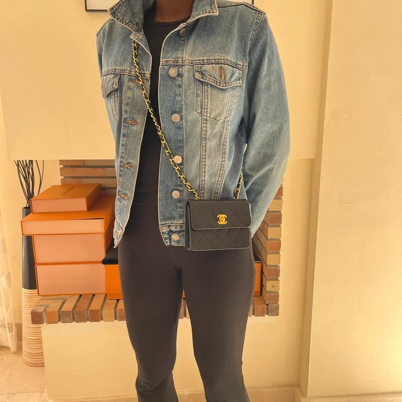 CHANEL mini flap bag en cuir d'agneau lisse noir & doré avec poinçon. SAC DE LUXE DE SECONDE MAIN AUTHENTIQUE CERTIFICAT D'AUTHENTICITE ENTRUPY. SAC DE LUXE D'OCCASION PAS CHER. Chanel timeless