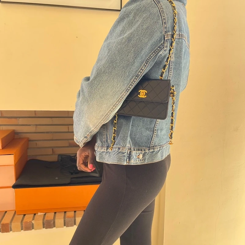 CHANEL mini flap bag en cuir d'agneau lisse noir & doré avec poinçon. SAC DE LUXE DE SECONDE MAIN AUTHENTIQUE CERTIFICAT D'AUTHENTICITE ENTRUPY. SAC DE LUXE D'OCCASION PAS CHER. Chanel timeless