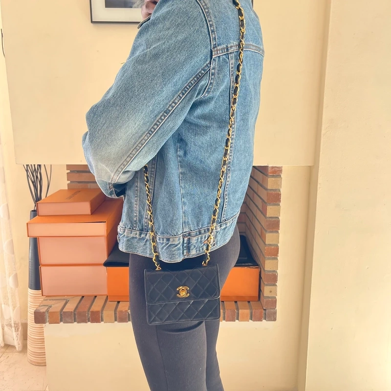 CHANEL mini flap bag en cuir d'agneau lisse noir & doré avec poinçon. SAC DE LUXE DE SECONDE MAIN AUTHENTIQUE CERTIFICAT D'AUTHENTICITE ENTRUPY. SAC DE LUXE D'OCCASION PAS CHER. Chanel timeless