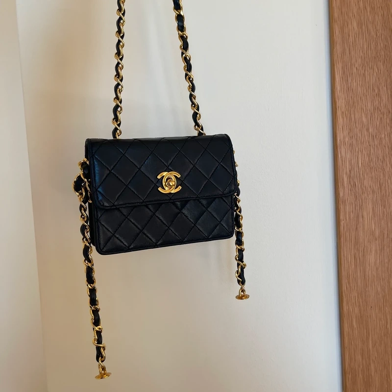 CHANEL mini flap bag en cuir d'agneau lisse noir & doré avec poinçon. SAC DE LUXE DE SECONDE MAIN AUTHENTIQUE CERTIFICAT D'AUTHENTICITE ENTRUPY. SAC DE LUXE D'OCCASION PAS CHER. Chanel timeless