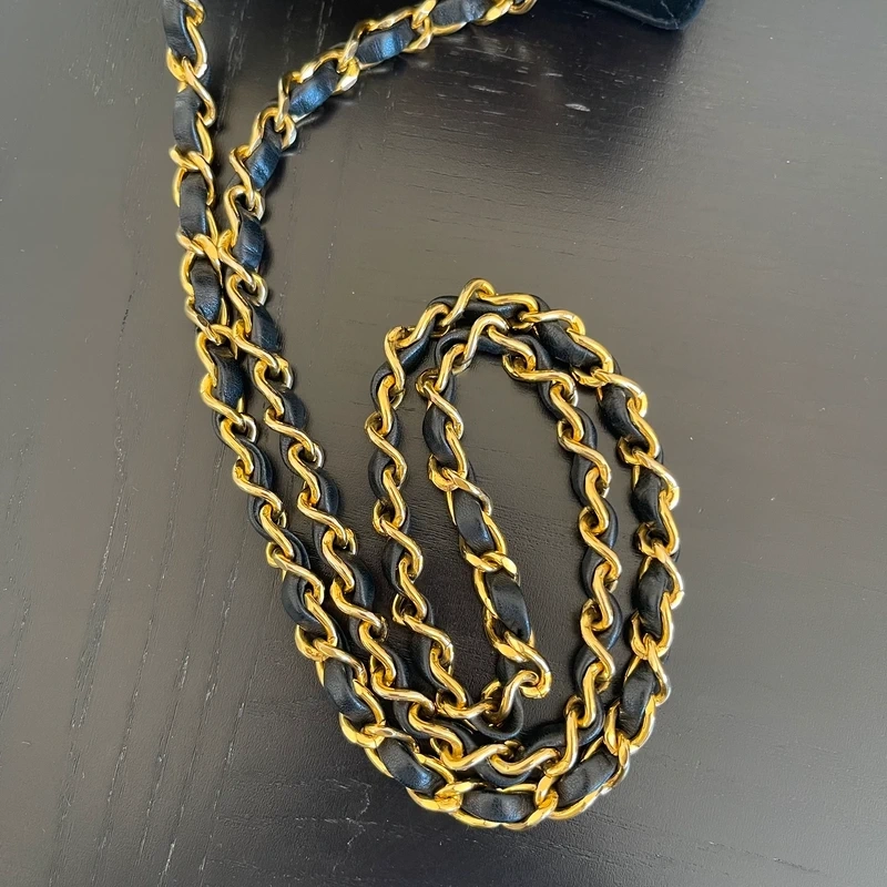 CHANEL mini flap bag en cuir d'agneau lisse noir & doré avec poinçon. SAC DE LUXE DE SECONDE MAIN AUTHENTIQUE CERTIFICAT D'AUTHENTICITE ENTRUPY. SAC DE LUXE D'OCCASION PAS CHER. Chanel timeless