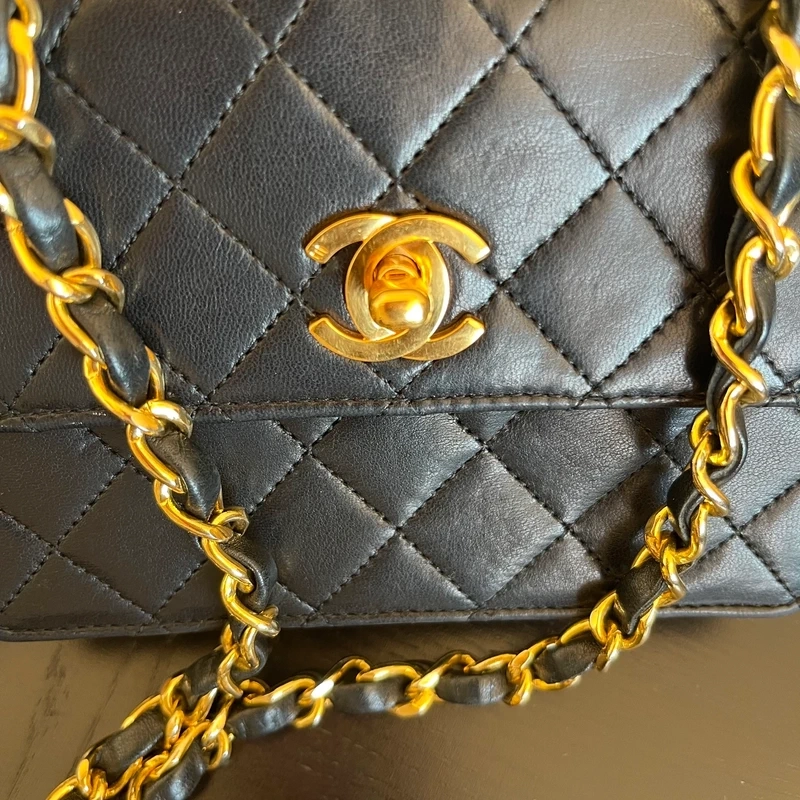 CHANEL mini flap bag en cuir d'agneau lisse noir & doré avec poinçon. SAC DE LUXE DE SECONDE MAIN AUTHENTIQUE CERTIFICAT D'AUTHENTICITE ENTRUPY. SAC DE LUXE D'OCCASION PAS CHER. Chanel timeless