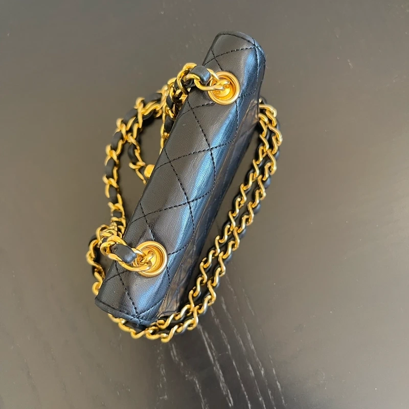 CHANEL mini flap bag en cuir d'agneau lisse noir & doré avec poinçon. SAC DE LUXE DE SECONDE MAIN AUTHENTIQUE CERTIFICAT D'AUTHENTICITE ENTRUPY. SAC DE LUXE D'OCCASION PAS CHER. Chanel timeless