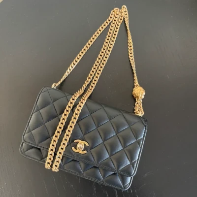 Chanel wallet on chain cuir lisse noir bijouterie doréé. LUXE DE SECONDE MAIN AUTHENTIQUE. CHANEL CLASSIQUE. CHANEL Camélia full set