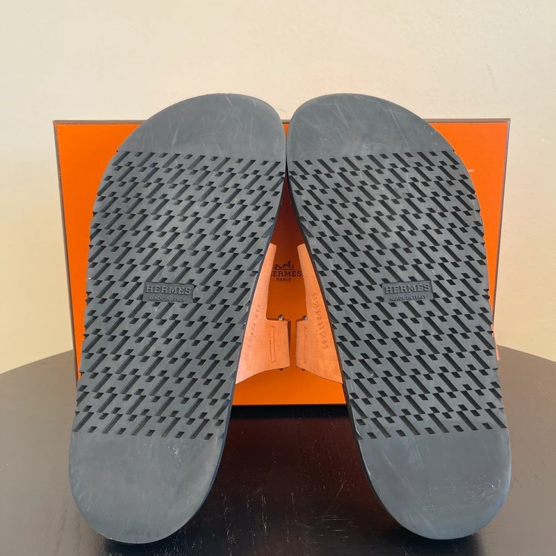 Hermès Chypre 39 en suède orange LUXE DE SECONDE MAIN AUTHENTIQUE CERTIFICAT D'AUTHENTICITE ENTRUPY. LUXE D'OCCASION PAS CHER. SOULIERS DE LUXE