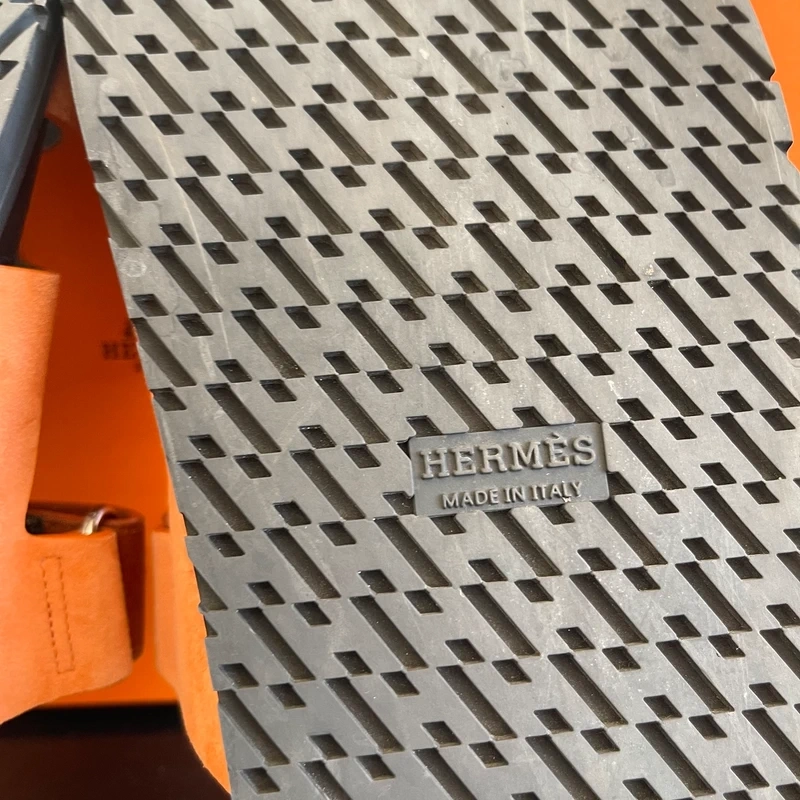 Hermès Chypre 39 en suède orange LUXE DE SECONDE MAIN AUTHENTIQUE CERTIFICAT D'AUTHENTICITE ENTRUPY. LUXE D'OCCASION PAS CHER. SOULIERS DE LUXE