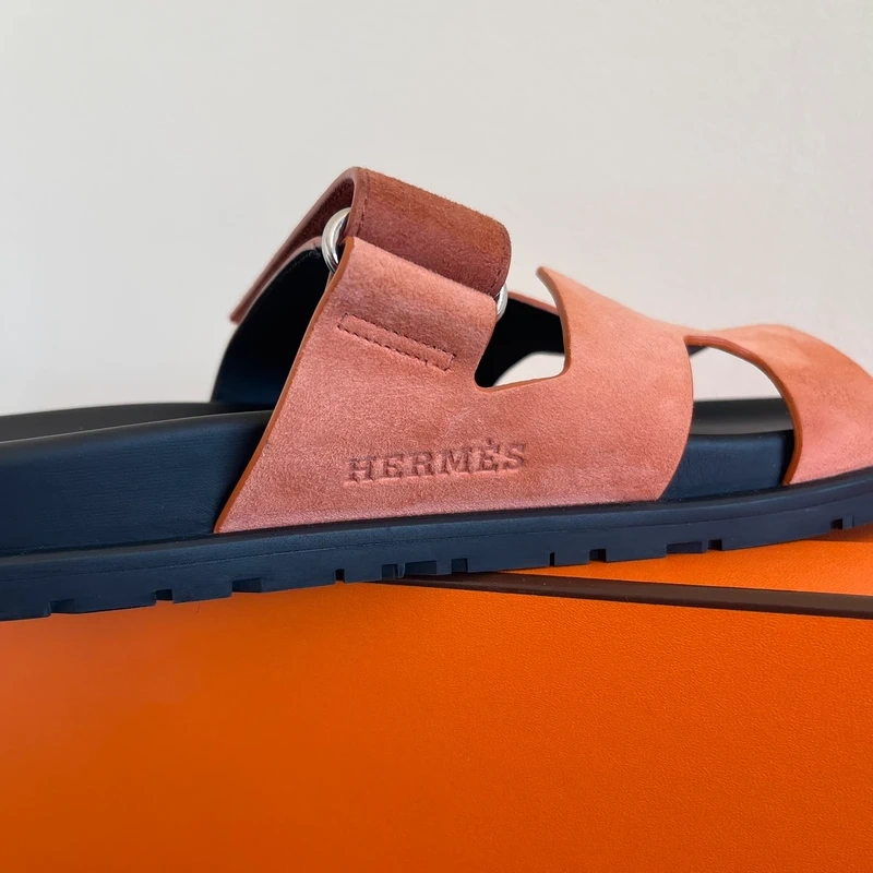 Hermès Chypre 39 en suède orange LUXE DE SECONDE MAIN AUTHENTIQUE CERTIFICAT D'AUTHENTICITE ENTRUPY. LUXE D'OCCASION PAS CHER. SOULIERS DE LUXE