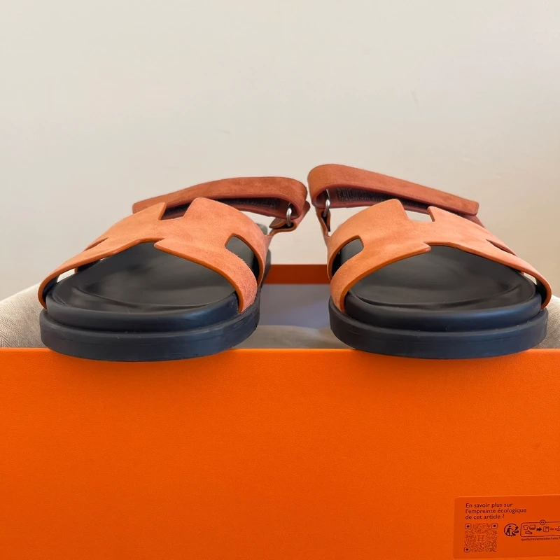 Hermès Chypre 39 en suède orange LUXE DE SECONDE MAIN AUTHENTIQUE CERTIFICAT D'AUTHENTICITE ENTRUPY. LUXE D'OCCASION PAS CHER. SOULIERS DE LUXE