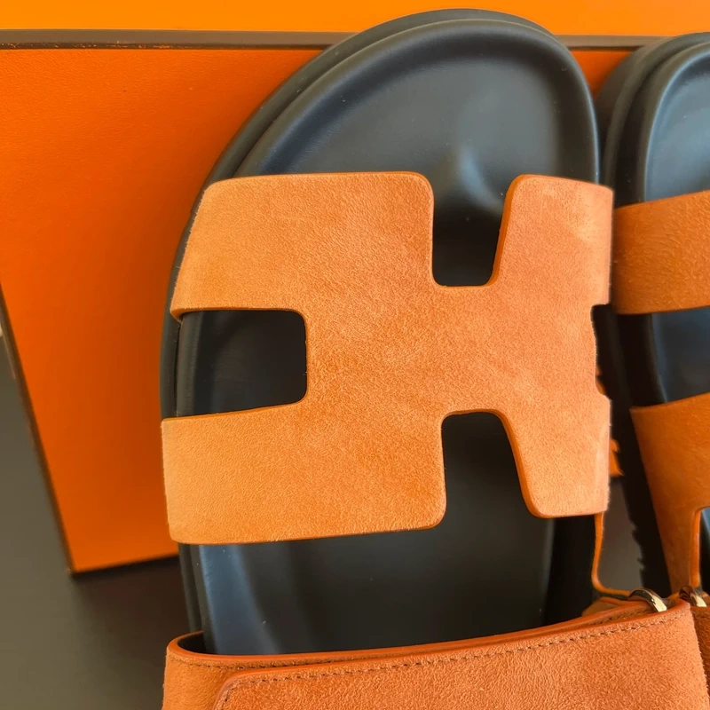 Hermès Chypre 39 en suède orange LUXE DE SECONDE MAIN AUTHENTIQUE CERTIFICAT D'AUTHENTICITE ENTRUPY. LUXE D'OCCASION PAS CHER. SOULIERS DE LUXE