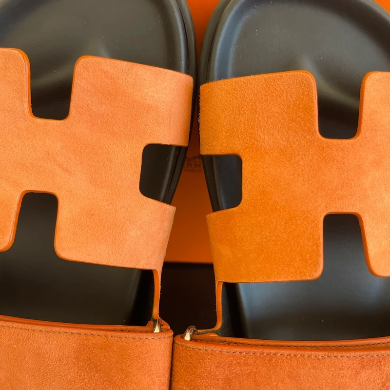 Hermès Chypre 39 en suède orange LUXE DE SECONDE MAIN AUTHENTIQUE CERTIFICAT D'AUTHENTICITE ENTRUPY. LUXE D'OCCASION PAS CHER. SOULIERS DE LUXE