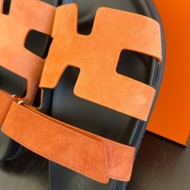 Hermès Chypre 39 en suède orange LUXE DE SECONDE MAIN AUTHENTIQUE CERTIFICAT D'AUTHENTICITE ENTRUPY. LUXE D'OCCASION PAS CHER. SOULIERS DE LUXE