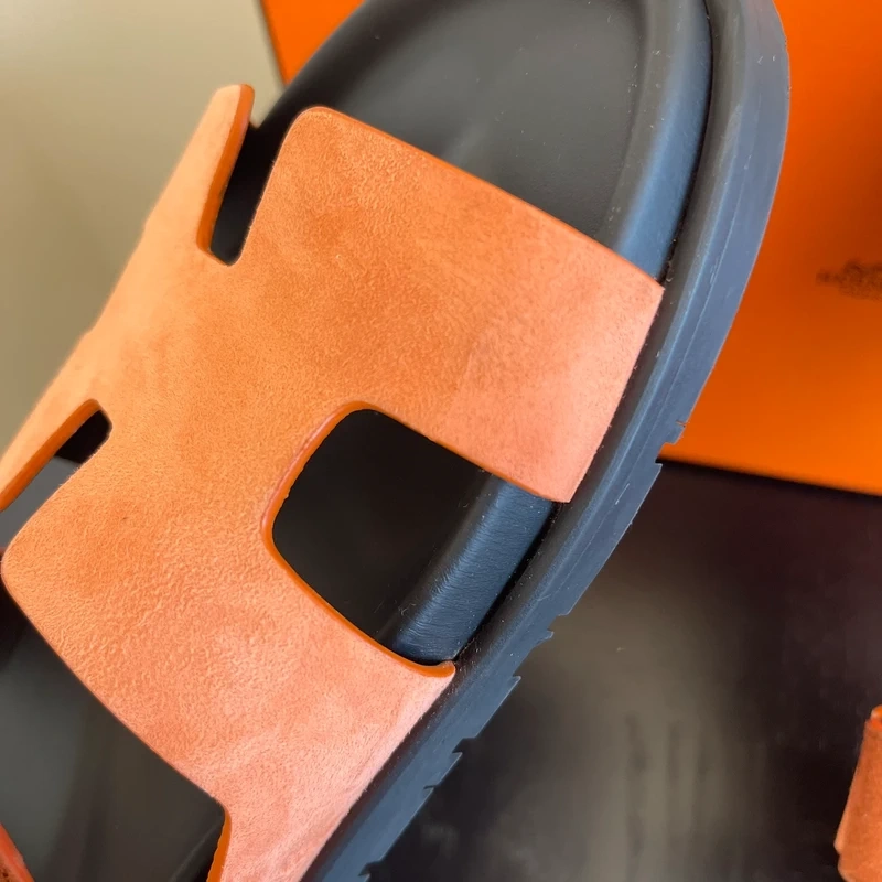 Hermès Chypre 39 en suède orange LUXE DE SECONDE MAIN AUTHENTIQUE CERTIFICAT D'AUTHENTICITE ENTRUPY. LUXE D'OCCASION PAS CHER. SOULIERS DE LUXE