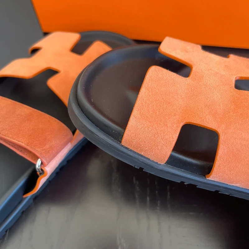 Hermès Chypre 39 en suède orange LUXE DE SECONDE MAIN AUTHENTIQUE CERTIFICAT D'AUTHENTICITE ENTRUPY. LUXE D'OCCASION PAS CHER. SOULIERS DE LUXE