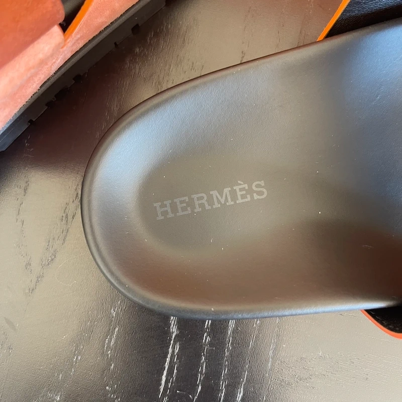 Hermès Chypre 39 en suède orange LUXE DE SECONDE MAIN AUTHENTIQUE CERTIFICAT D'AUTHENTICITE ENTRUPY. LUXE D'OCCASION PAS CHER. SOULIERS DE LUXE