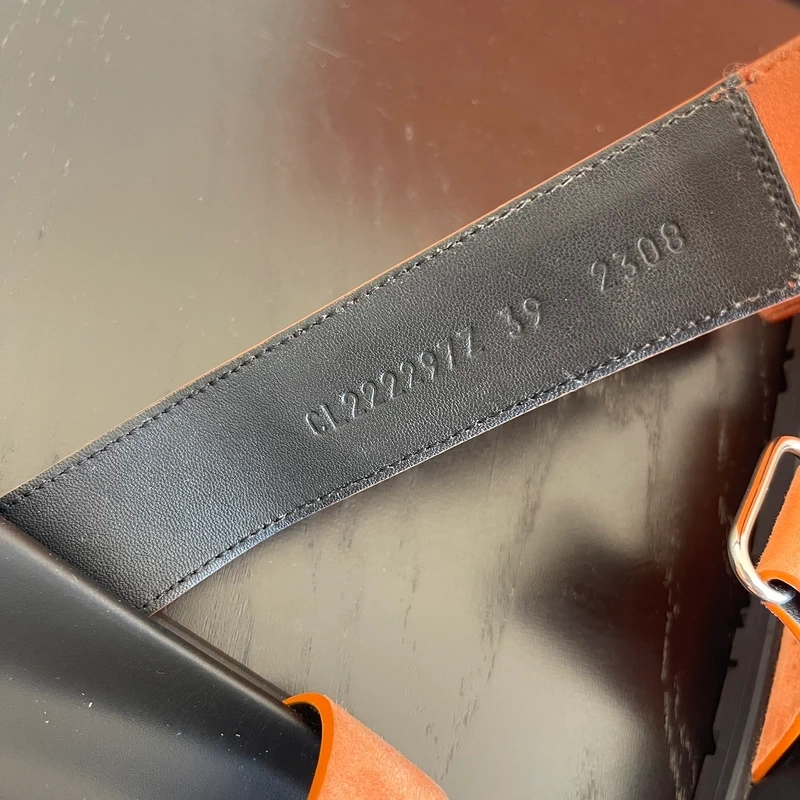 Hermès Chypre 39 en suède orange LUXE DE SECONDE MAIN AUTHENTIQUE CERTIFICAT D'AUTHENTICITE ENTRUPY. LUXE D'OCCASION PAS CHER. SOULIERS DE LUXE