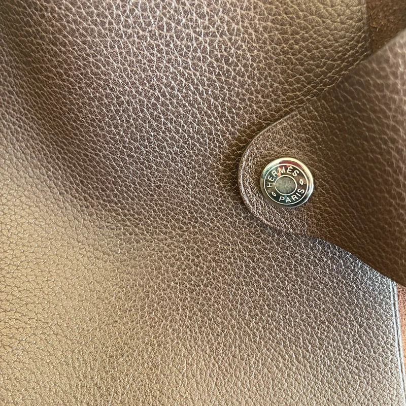 Hermes couverture de cahier XL cuir togo chocolat LUXE DE SECONDE MAIN AUTHENTIQUE CERTIFICAT D'AUTHENTICITE ENTRUPY. SAC DE LUXE D'OCCASION PAS CHER HERMES ULYSSE FULL SET.