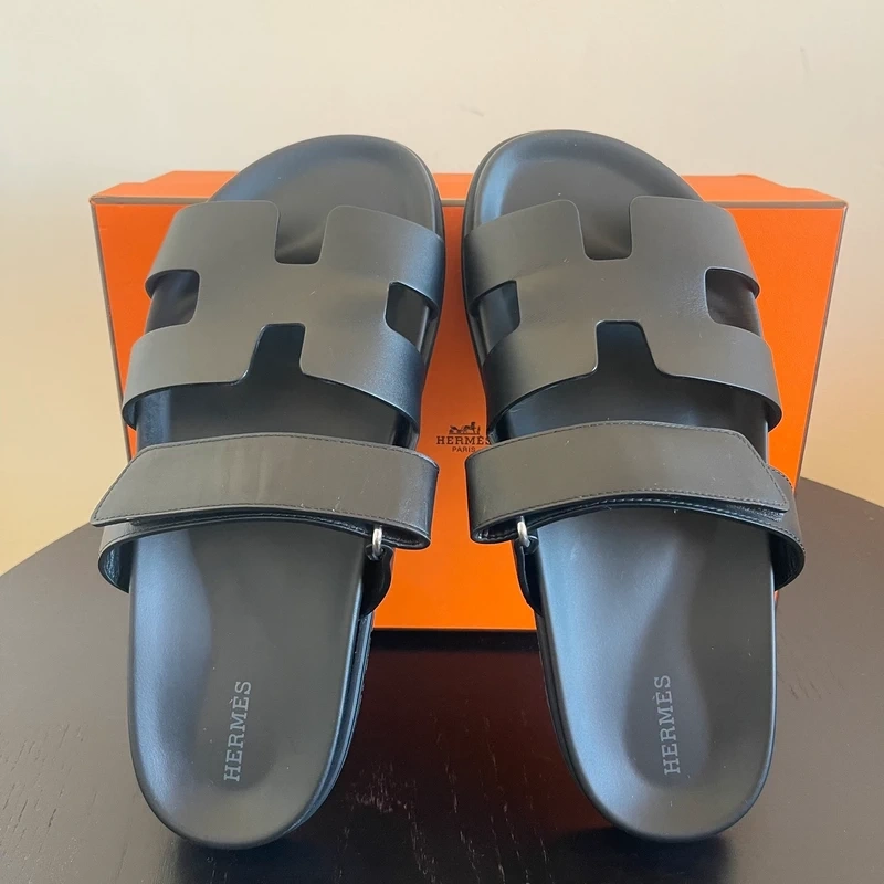 HERMES sandales Chypre noires 40. LUXE DE SECONDE MAIN AUTHENTIQUE CERTIFICAT D'AUTHENTICITE ENTRUPY. LUXE D'OCCASION PAS CHER. SOULIERS DE LUXE