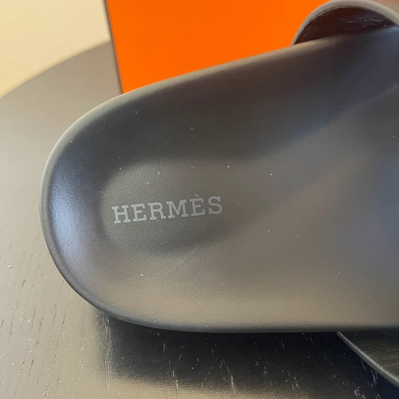 HERMES sandales Chypre noires 40. LUXE DE SECONDE MAIN AUTHENTIQUE CERTIFICAT D'AUTHENTICITE ENTRUPY. LUXE D'OCCASION PAS CHER. SOULIERS DE LUXE