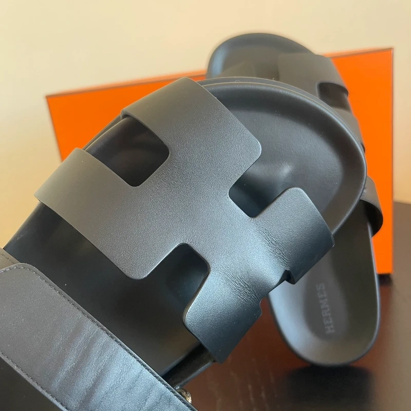 HERMES sandales Chypre noires 40. LUXE DE SECONDE MAIN AUTHENTIQUE CERTIFICAT D'AUTHENTICITE ENTRUPY. LUXE D'OCCASION PAS CHER. SOULIERS DE LUXE