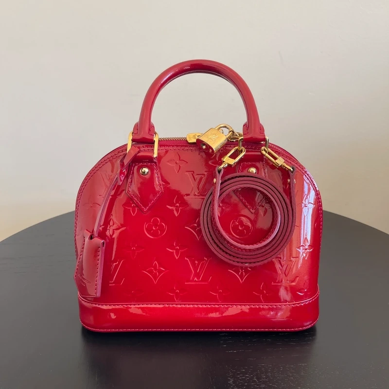 Louis Vuitton Alma BB cuir verni rouge pomme d'amour LUXE DE SECONDE MAIN AUTHENTIQUE CERTIFICAT D'AUTHENTICITE ENTRUPY. SAC DE LUXE D'OCCASION PAS CHER LOUIS VUITTON FULL SET