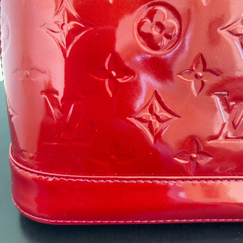Louis Vuitton Alma BB cuir verni rouge pomme d'amour LUXE DE SECONDE MAIN AUTHENTIQUE CERTIFICAT D'AUTHENTICITE ENTRUPY. SAC DE LUXE D'OCCASION PAS CHER LOUIS VUITTON FULL SET