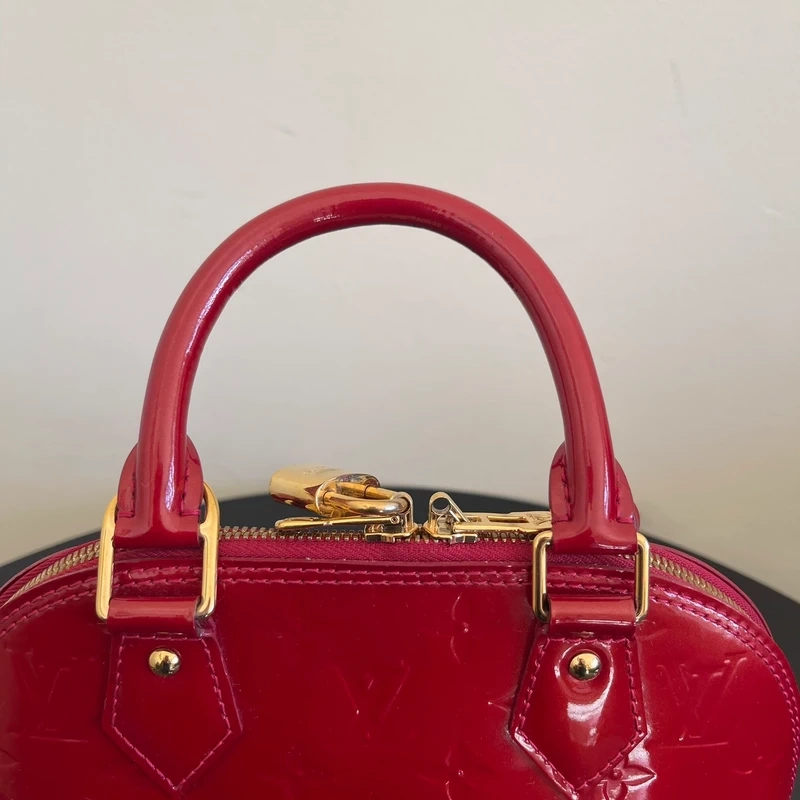 Louis Vuitton Alma BB cuir verni rouge pomme d'amour LUXE DE SECONDE MAIN AUTHENTIQUE CERTIFICAT D'AUTHENTICITE ENTRUPY. SAC DE LUXE D'OCCASION PAS CHER LOUIS VUITTON FULL SET