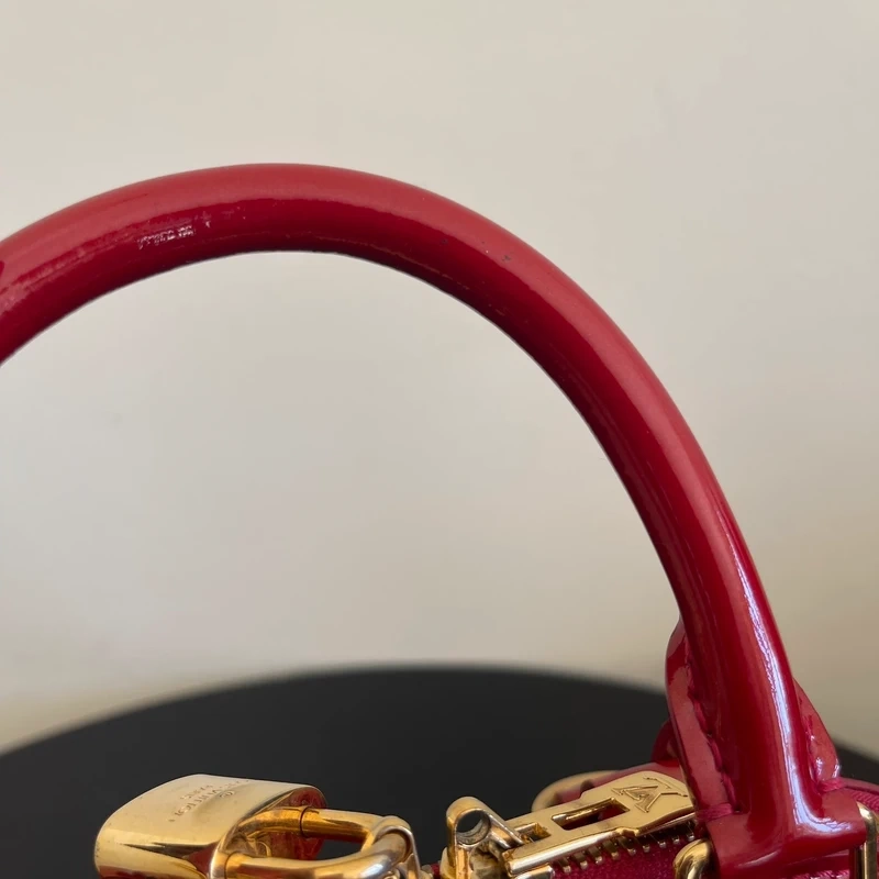 Louis Vuitton Alma BB cuir verni rouge pomme d'amour LUXE DE SECONDE MAIN AUTHENTIQUE CERTIFICAT D'AUTHENTICITE ENTRUPY. SAC DE LUXE D'OCCASION PAS CHER LOUIS VUITTON FULL SET