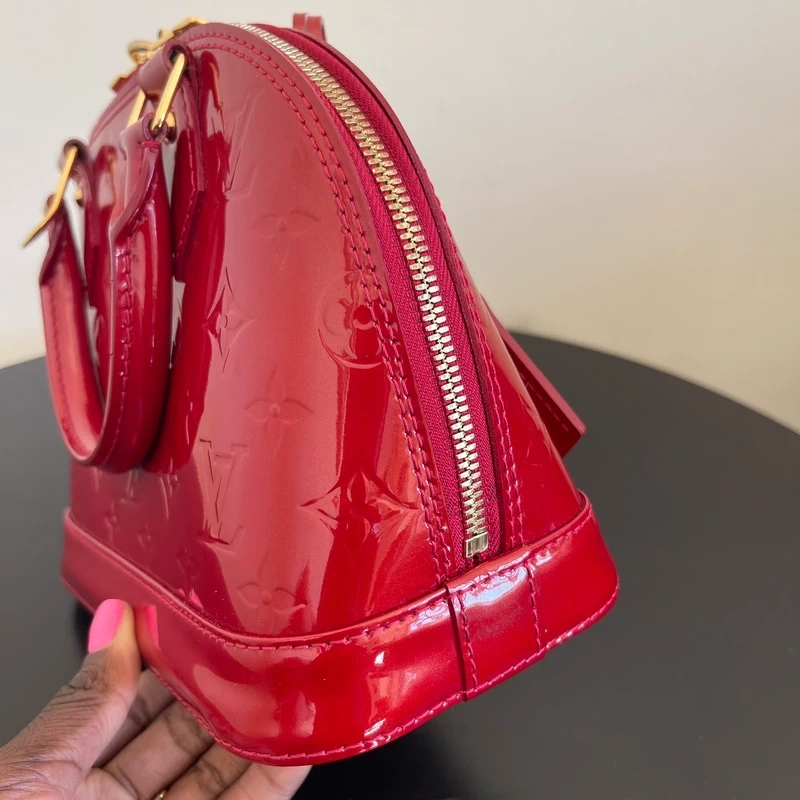 Louis Vuitton Alma BB cuir verni rouge pomme d'amour LUXE DE SECONDE MAIN AUTHENTIQUE CERTIFICAT D'AUTHENTICITE ENTRUPY. SAC DE LUXE D'OCCASION PAS CHER LOUIS VUITTON FULL SET